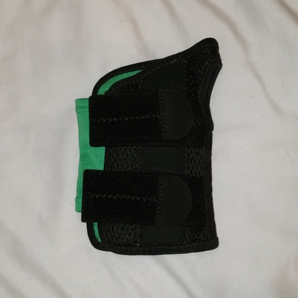 Mueller Wrist Brace- Right Wrist - Picture 3 of 5